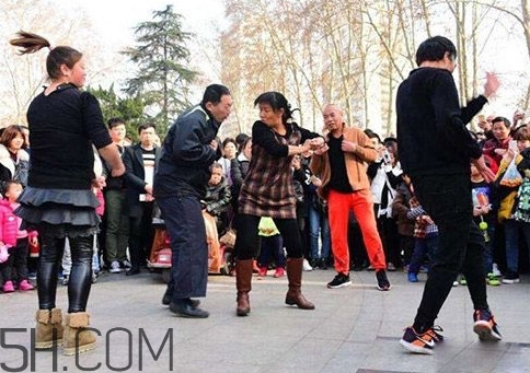 尬舞為什么被叫停？尬舞為什么會(huì)火