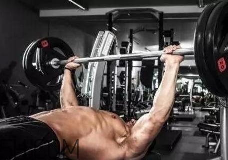 臥推要不要挺腰？臥推要直上直下嗎？