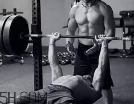 臥推要不要挺腰？臥推要直上直下嗎？