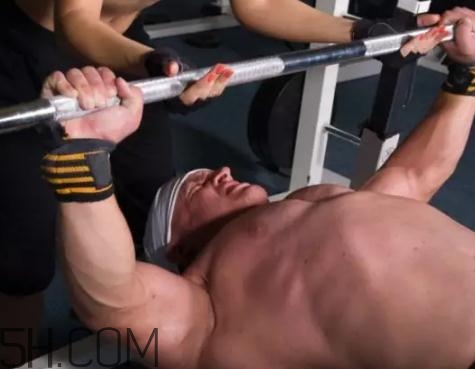 臥推能練腹肌嗎？臥推可以豐胸嗎？