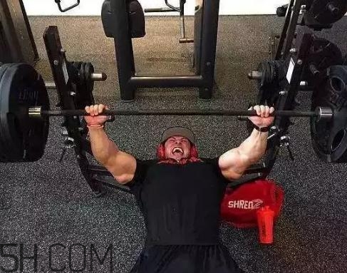 臥推能練腹肌嗎？臥推可以豐胸嗎？