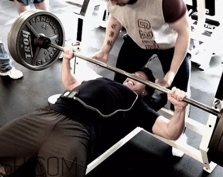 臥推會(huì)影響身高嗎？臥推會(huì)不會(huì)影響發(fā)育？