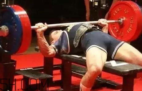 什么是斷頭臺臥推？杠鈴斷頭臺臥推怎么做？