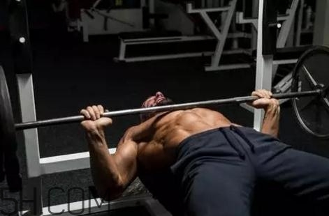 臥推要不要觸胸？臥推速度快好還是慢好？