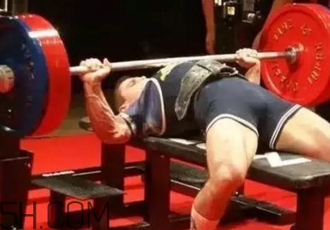 臥推要不要觸胸？臥推速度快好還是慢好？