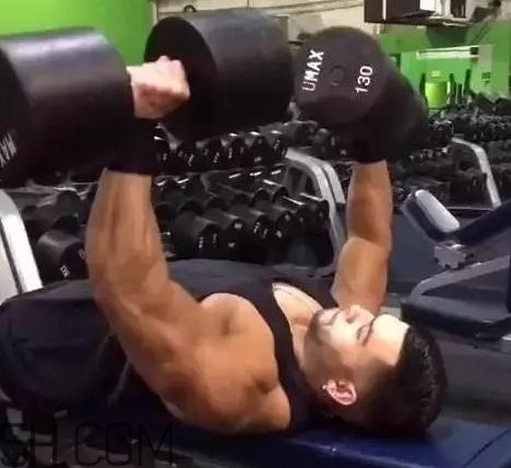 臥推和俯臥撐哪個(gè)好？臥推和俯臥撐練胸區(qū)別