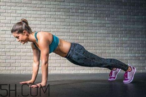 臥推和俯臥撐哪個(gè)好？臥推和俯臥撐練胸區(qū)別