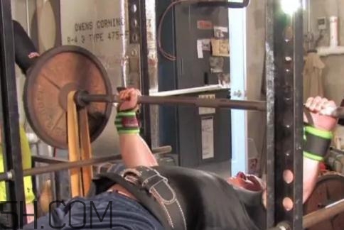 飛鳥(niǎo)能練胸肌嗎？臥推和飛鳥(niǎo)哪個(gè)更練胸？