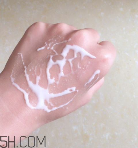 日吻牛初乳保濕提亮精華乳液怎么樣？多少錢？