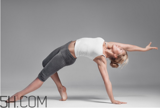 自學(xué)瑜伽從哪些體式入手？瑜伽能減肥嗎？