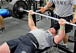 臥推能練腹肌嗎？臥推可以豐胸嗎？