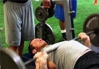 臥推要不要挺腰？臥推要直上直下嗎？