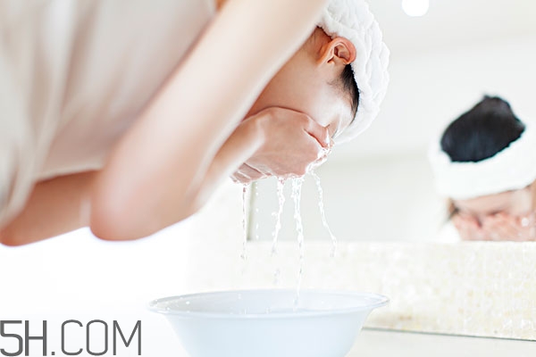 冬天用溫水洗臉好嗎 冬天溫水洗臉最舒適 冬天用溫水洗臉好嗎 冬天溫水洗臉最舒適