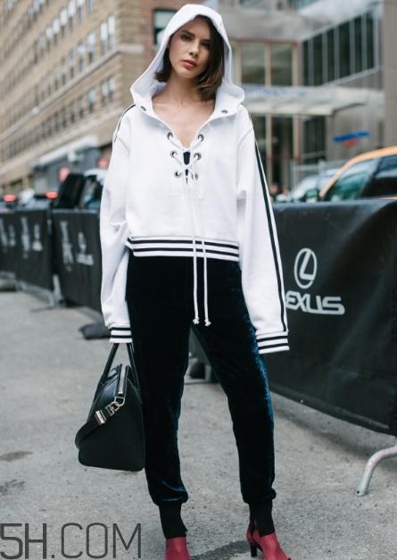 肩寬的女生適合穿衛(wèi)衣嗎？肩寬穿衛(wèi)衣好看嗎？