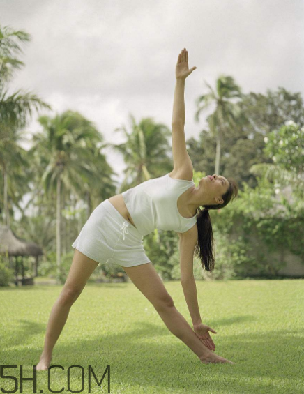 練瑜伽要穿內(nèi)衣嗎？練瑜伽會使小腿變粗嗎？