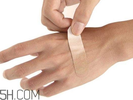 創(chuàng)可貼怎么撕下來不痛？創(chuàng)可貼正確使用方法