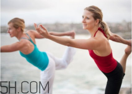 膝蓋疼怎么練瑜伽好？冬天練瑜伽的好處