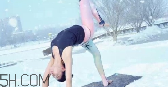 膝蓋疼怎么練瑜伽好？冬天練瑜伽的好處