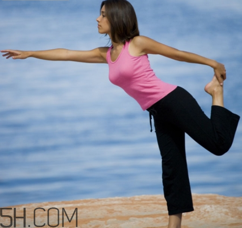 膝蓋疼怎么練瑜伽好？冬天練瑜伽的好處