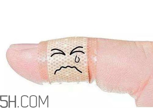 創(chuàng)可貼能洗澡用嗎？創(chuàng)可貼能貼嘴唇嗎