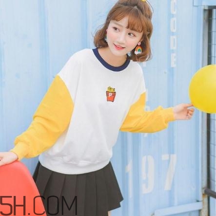 衛(wèi)衣搭配裙子好看嗎？衛(wèi)衣和裙子怎么搭配？