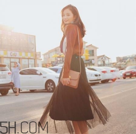 衛(wèi)衣搭配裙子好看嗎？衛(wèi)衣和裙子怎么搭配？