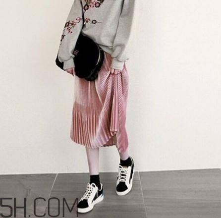 衛(wèi)衣搭配裙子好看嗎？衛(wèi)衣和裙子怎么搭配？