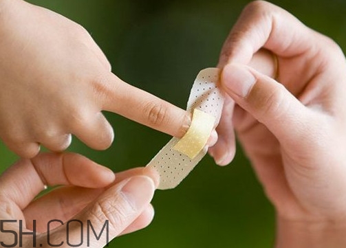 創(chuàng)可貼哪個(gè)牌子比較好？亂用創(chuàng)可貼有什么危害