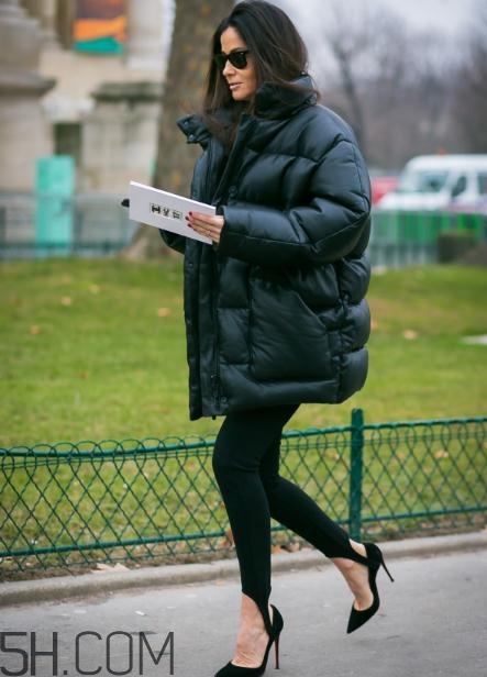 羽絨服配什么鞋子？羽絨服搭配鞋子圖片