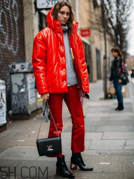 羽絨服配什么鞋子？羽絨服搭配鞋子圖片