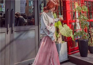 衛(wèi)衣搭配裙子好看嗎？衛(wèi)衣和裙子怎么搭配？