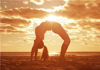 膝蓋疼怎么練瑜伽好？冬天練瑜伽的好處