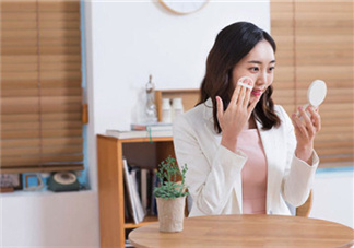 秋冬適合用氣墊還是粉底液 視膚質(zhì)而定