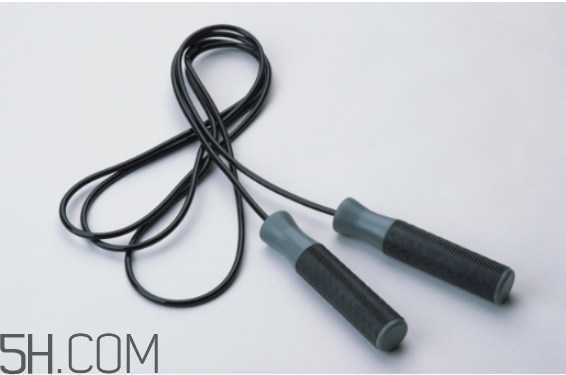 無繩跳繩和有繩跳繩哪個(gè)好？跳繩腿會變粗嗎？