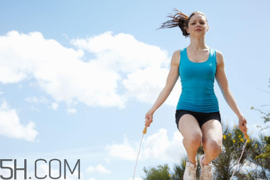 怎樣跳繩能減肚子贅肉？冬天跳繩不出汗能減肥嗎？