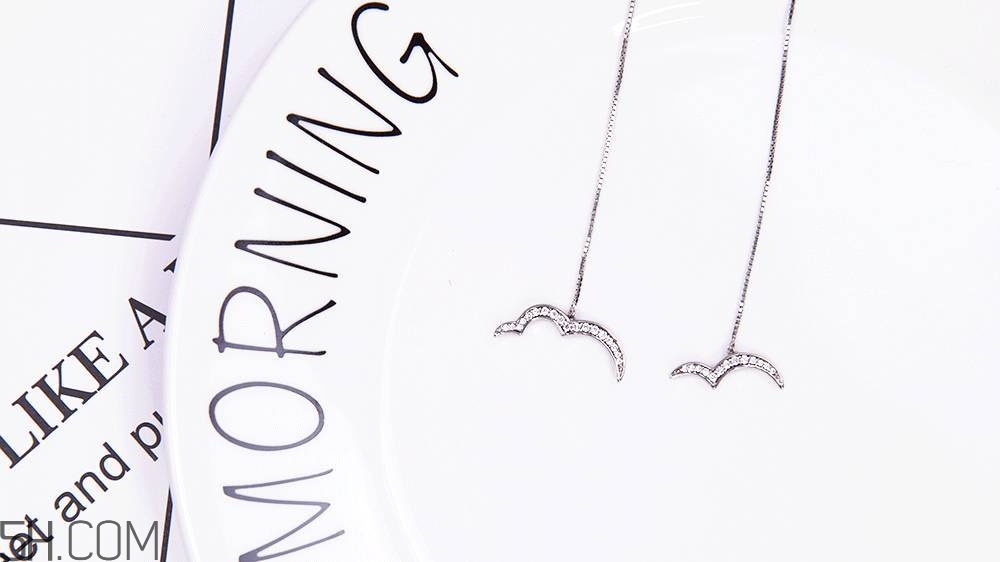 臉大的女生怎么選擇耳飾_適合戴什么樣的耳飾 臉大的女生怎么選擇耳飾_適合戴什么樣的耳飾