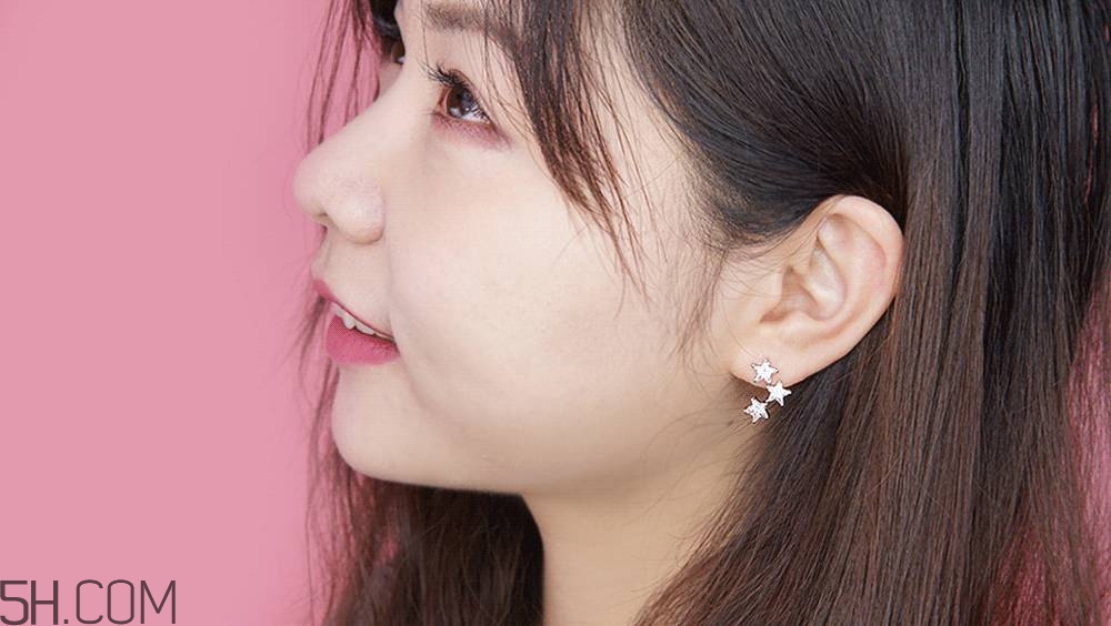 臉大的女生怎么選擇耳飾_適合戴什么樣的耳飾 臉大的女生怎么選擇耳飾_適合戴什么樣的耳飾