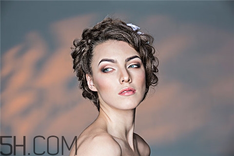 青春痘跟粉刺的區(qū)別 青春痘和成人痘的區(qū)別 青春痘跟粉刺的區(qū)別 青春痘和成人痘的區(qū)別