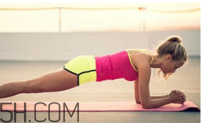 女生平板支撐多長時間算好？練習平板支撐注意事項