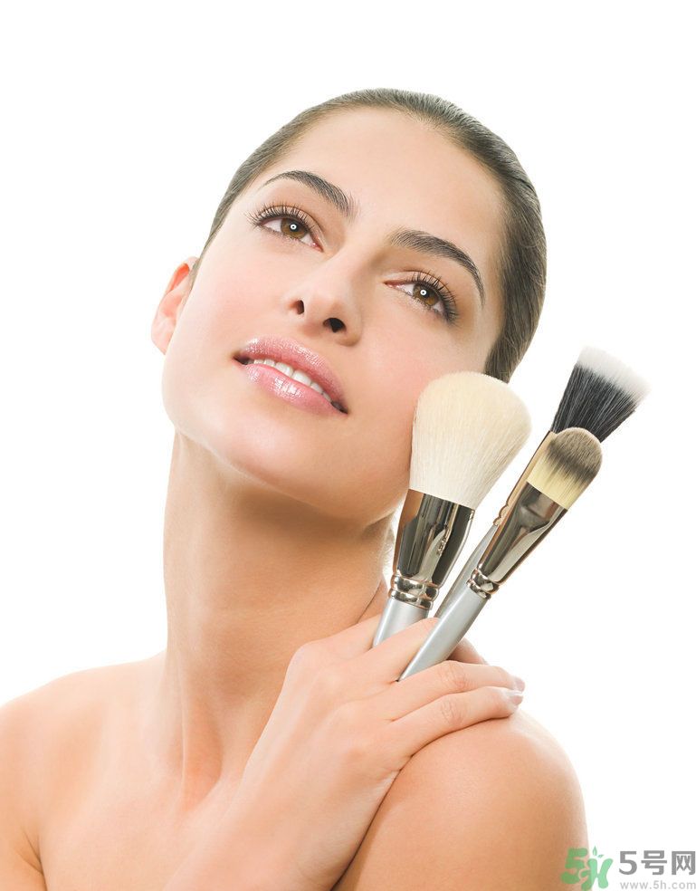 用什么粉餅美白效果好？粉餅與粉底液的區(qū)別？