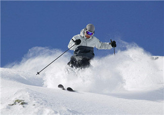 滑雪穿什么衣服比較好？滑雪鞋怎么穿？