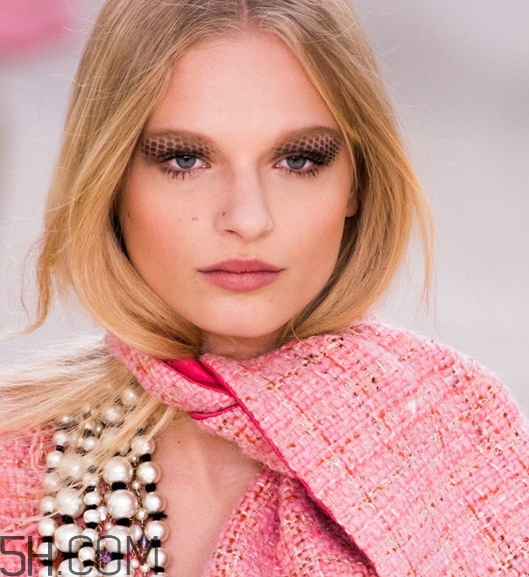 裸粉色口紅是什么顏色？裸粉色口紅試色