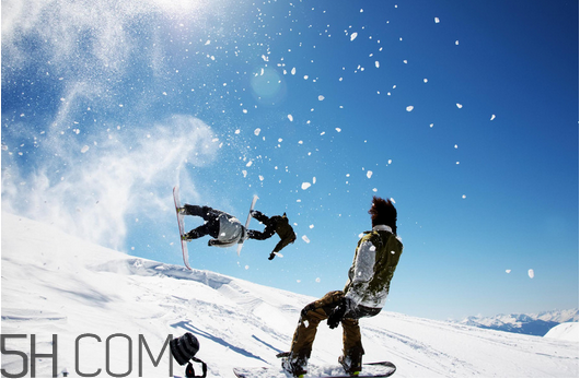 滑雪適合穿羽絨服嗎？滑雪鞋什么牌子好？