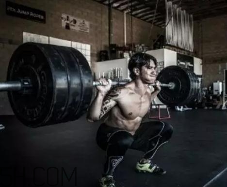 深蹲怎么用臀部發(fā)力？深蹲屁股沒感覺什么原因？