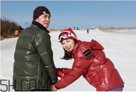 滑雪穿什么衣服比較好？滑雪鞋怎么穿？