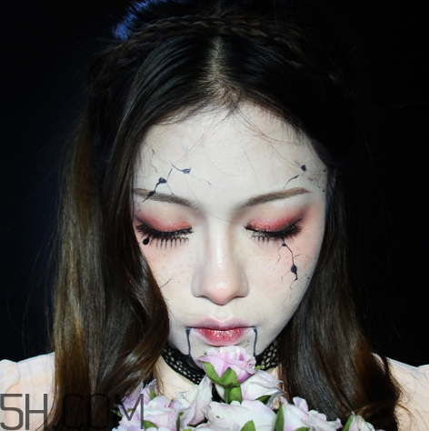 破碎娃娃妝怎么化？萬(wàn)圣節(jié)破碎娃娃妝畫法教程