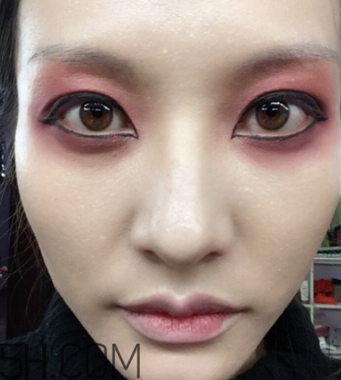 破碎娃娃妝怎么化？萬(wàn)圣節(jié)破碎娃娃妝畫法教程