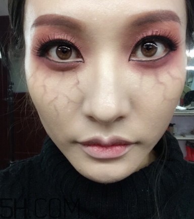 破碎娃娃妝怎么化？萬(wàn)圣節(jié)破碎娃娃妝畫法教程