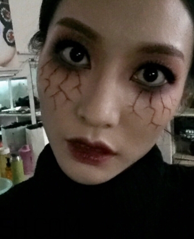 破碎娃娃妝怎么化？萬(wàn)圣節(jié)破碎娃娃妝畫法教程