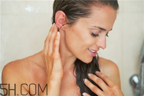 粉刺擠出來(lái)的白東西是什么？粉刺擠了紅腫怎么辦？